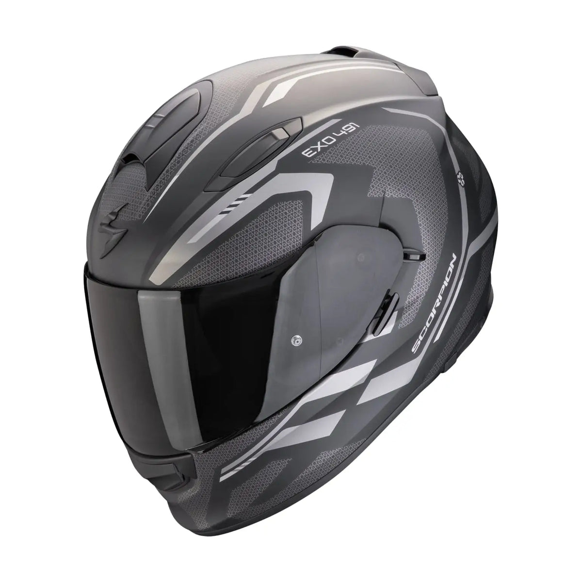 Een matzwarte motorhelm met zilverkleurige grafische accenten, de Scorpion EXO-491 Kripta, ontworpen voor sportieve en veelzijdige prestaties.