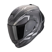 Een matzwarte motorhelm met zilverkleurige grafische accenten, de Scorpion EXO-491 Kripta, ontworpen voor sportieve en veelzijdige prestaties.